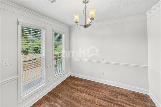 Building Photo - 1772 N Oak Dr