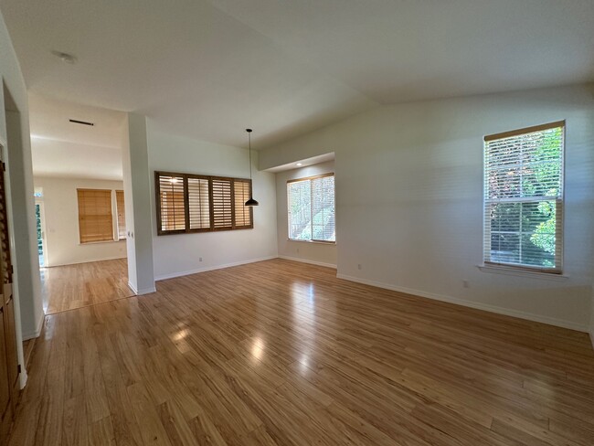 Building Photo - 725 Asilo