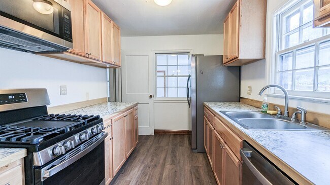 Building Photo - 505 Bertrand St