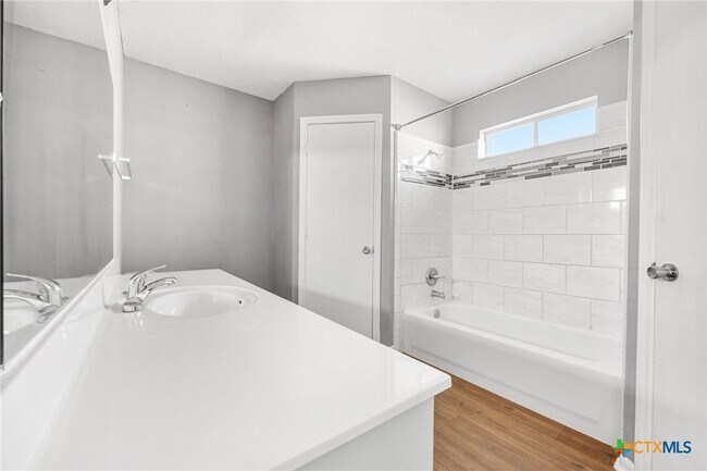 Foto del edificio - 4006 Waterproof Dr