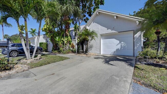 Building Photo - 6660 Canary Palm Cir
