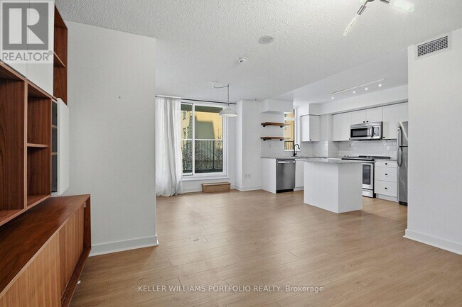 Photo du bâtiment - 816 Lansdowne Ave