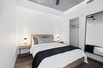 Building Photo - Edit at River North