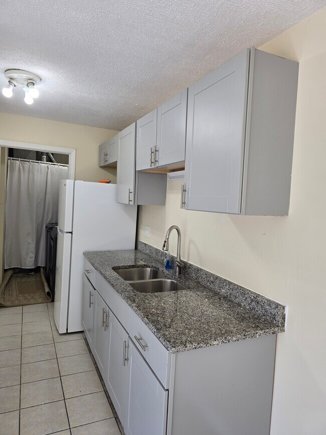 Foto del edificio - 1751 Queensbury Cir