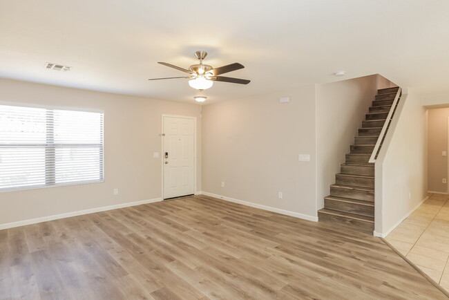Building Photo - 727 E Rose Marie Ln