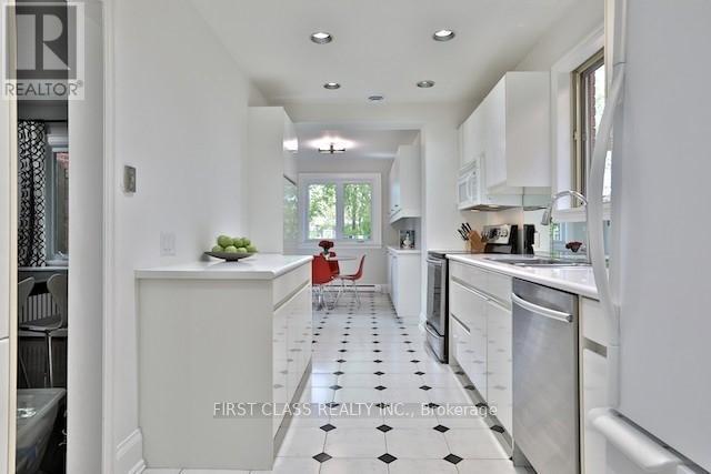 Building Photo - 262 Castlefield Ave