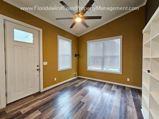 Foto del edificio - ADORABLE 2 BEDROOM/1 BATH COTTAGE! BRADENTON! ANNUAL LEASE!