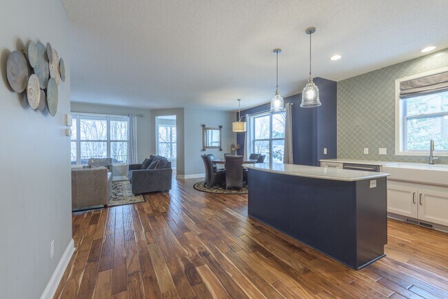 Building Photo - Nice 3 Bed in Great Eden Prairie Location,...