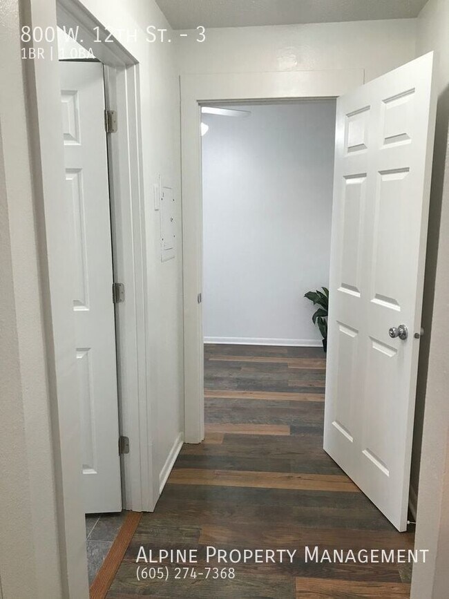 Building Photo - Completely Renovated 1 Bedroom Apartment!!