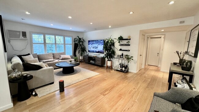 Building Photo - 645 Westmount Dr