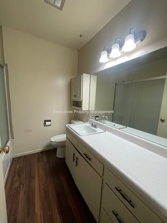 Foto del edificio - 7126 Louise Ave