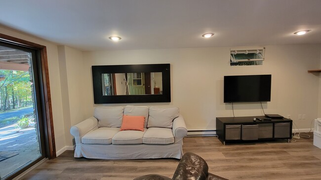 Foto del edificio - 221 Iroquois Cir