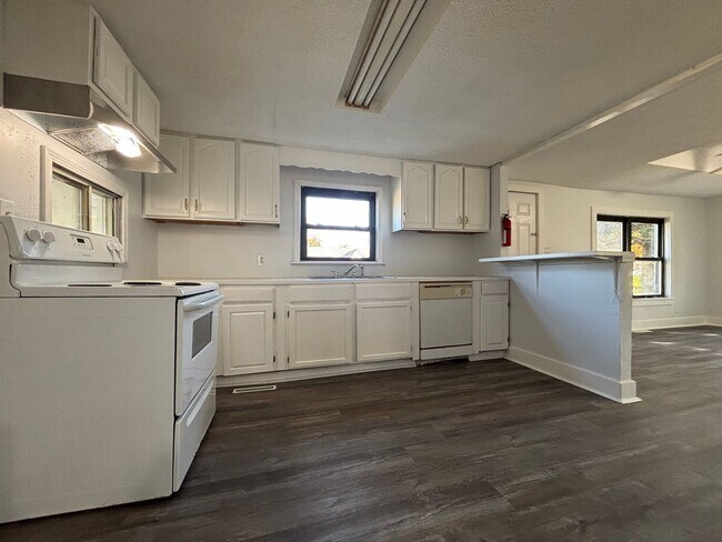 Building Photo - Cute 3bd 1ba home with great loft space!