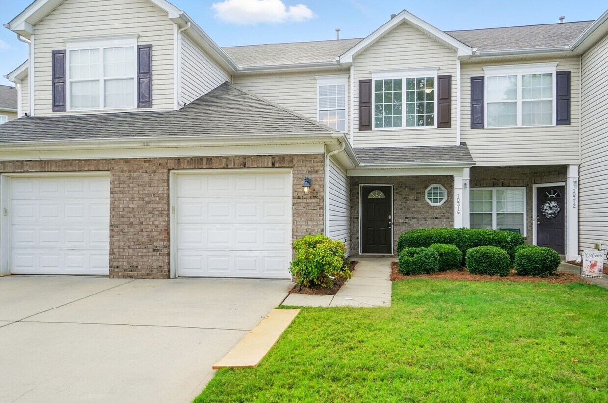 Primary Photo - Move-In Ready Townhome in Pineville – Quie...