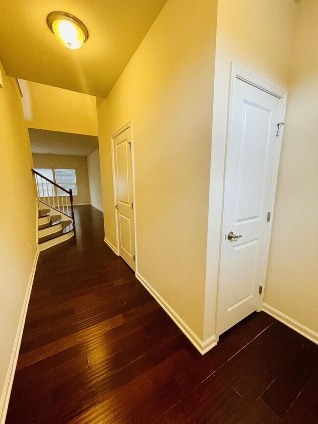 Building Photo - Spacious 3BR/2.5 BA Townhouse in Edison Sq...