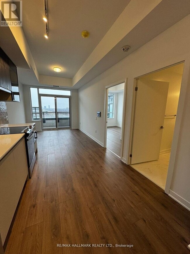 Building Photo - 395 Dundas St W