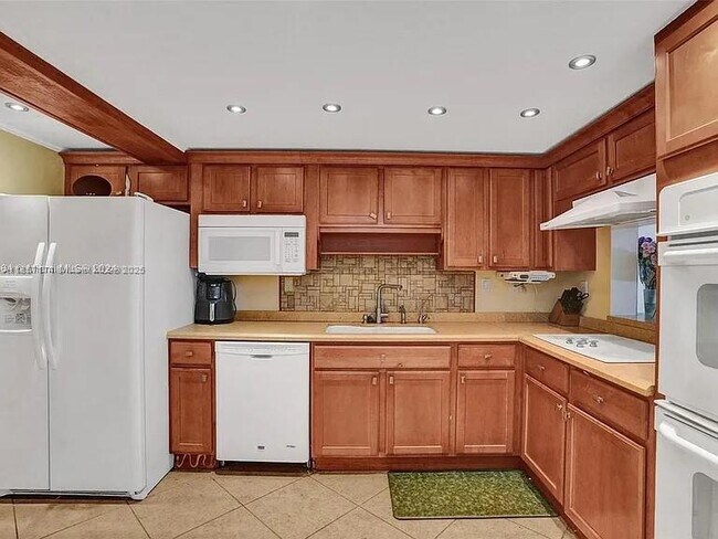 Foto del edificio - 6483 Racquet Club Dr