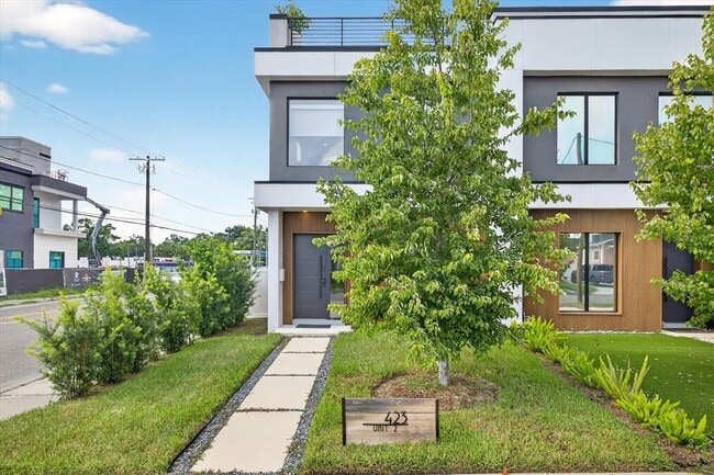 Building Photo - 423 W Amelia Ave