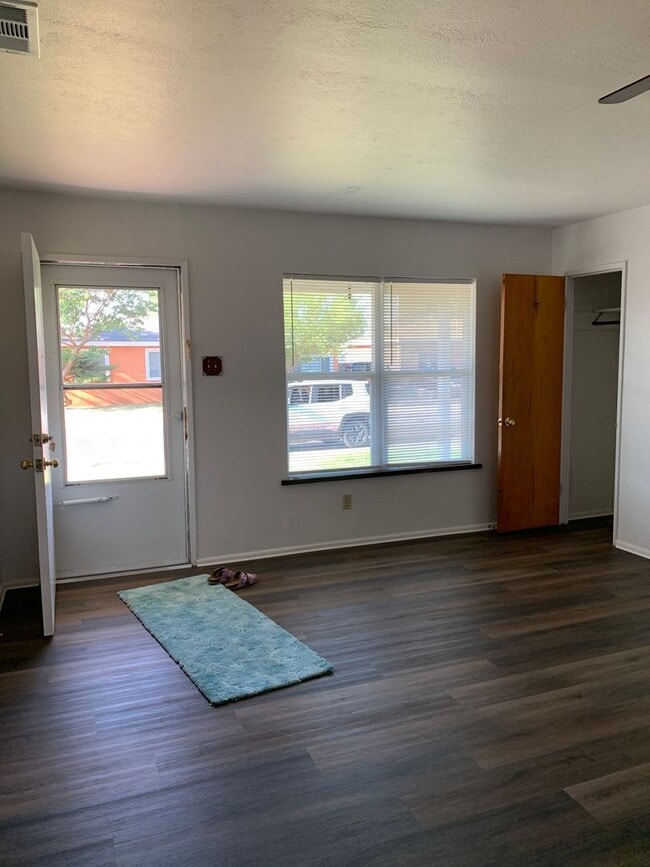 Building Photo - 240 E Tierra Blanca Rd