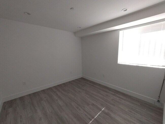 Building Photo - Private Bedroom w Personal Bathroom & Shower, shared student-oriented space