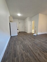 Building Photo - 49 Willow St