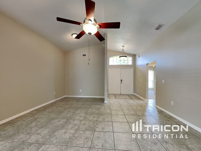 Building Photo - 7641 Manor Dr
