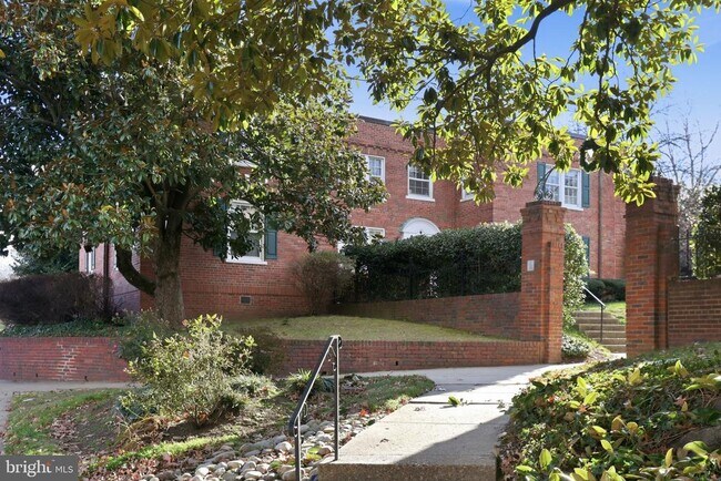 Foto del edificio - 1744 N Rhodes St