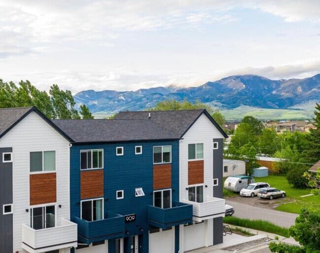 Foto del edificio - 3-Story Urban Walk Up at a modern community featuring 3 Bedrooms 2 Bathrooms