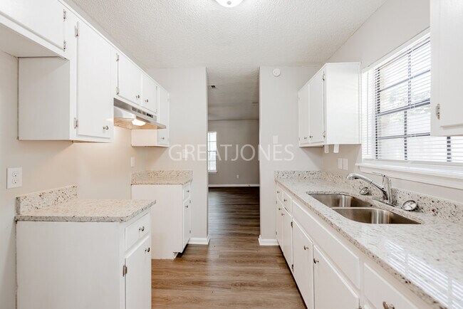 Building Photo - PICK YOUR GIFT OF $500 OFF THE FIRST MONTH...