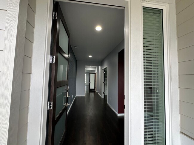 Building Photo - Luxury 4 bedroom 3.5 bath Eaglemont Mainvu...