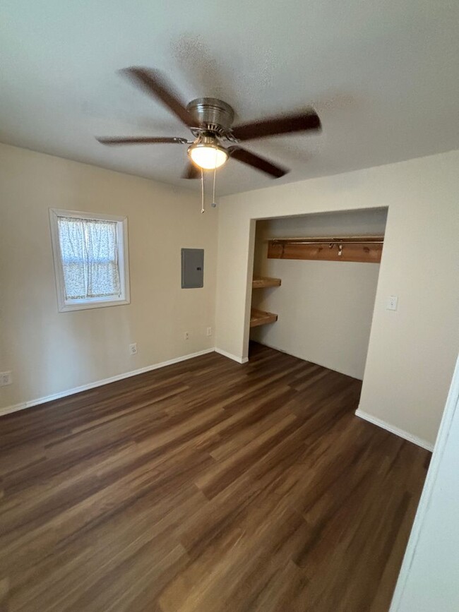 Building Photo - 1/2 OFF 1st Months Rent / 1 bedroom home i...