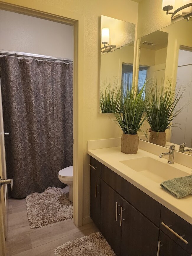 Your Private Bathroom - 2006 Foxtrot Loop
