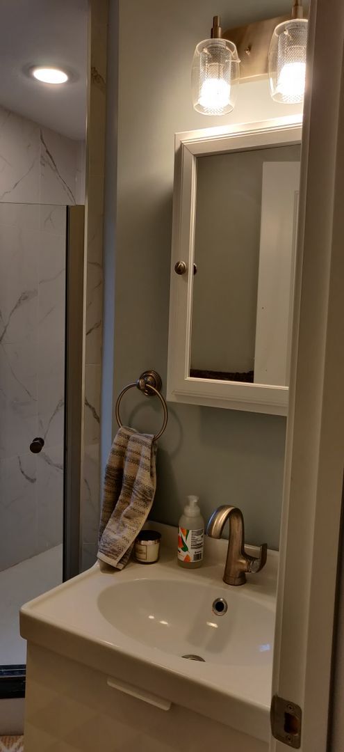 Foto del edificio - New Apartment in Allston. Eat-in Kitchen. High-End Appliances, Big Bedrooms, Lost of Closets, Lau...