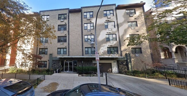 Building Photo - 424 W Oakdale Ave