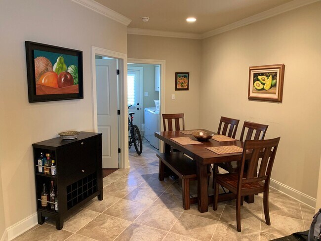 Foto del edificio - FULLY FURNISHED 3 bed 3.5 bath condo near pool in desirable Creekside neighborhood!