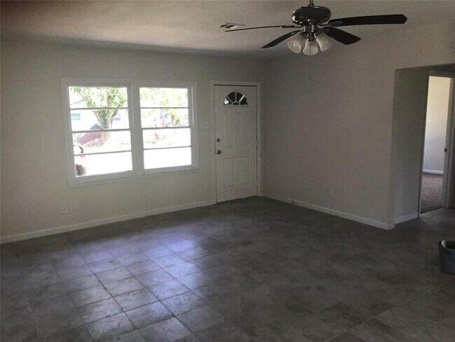 Building Photo - 1738 Lynn Ln