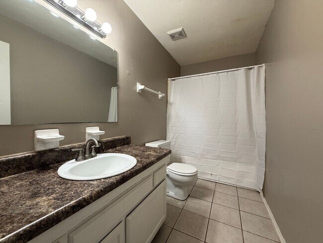 Building Photo - BREWSTER ESTATES duplex available NOW!