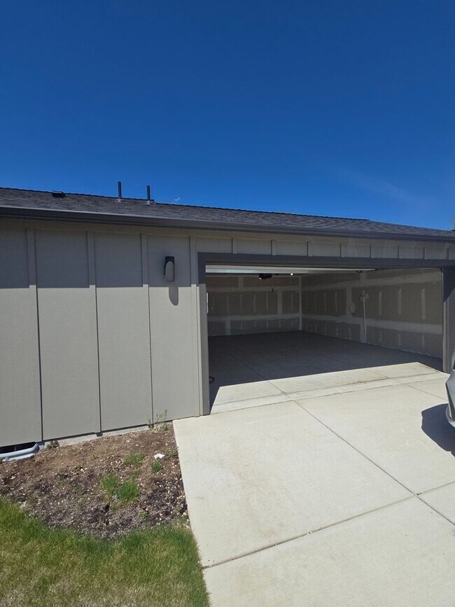 Foto del edificio - Beautiful, light-filled 3-bedroom, 2-bath home with an open-concept design and attached 2-car gar...