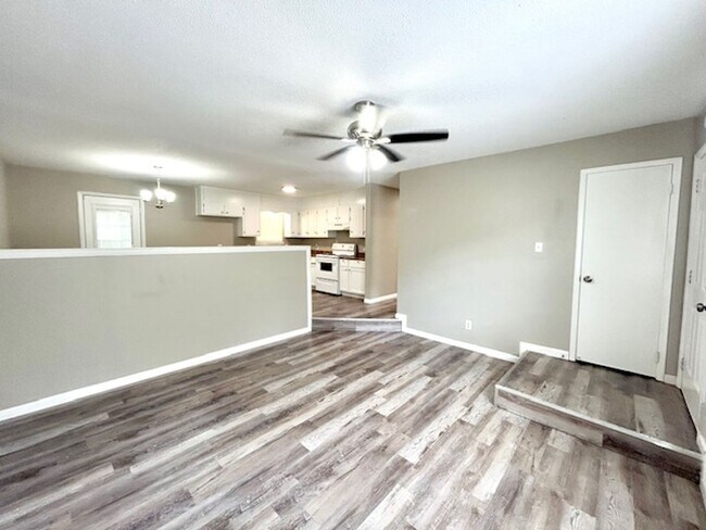 Foto del edificio - Spacious 4-Bedroom, 2-Bath Home Located in...