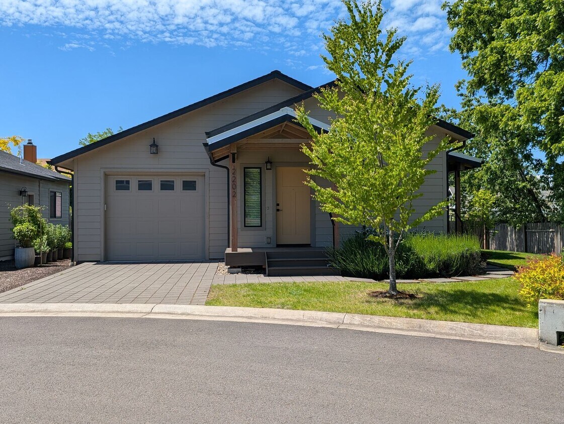 Building Photo - Gorgeous 2-Bedroom, 2-Bath Home In Eugene!