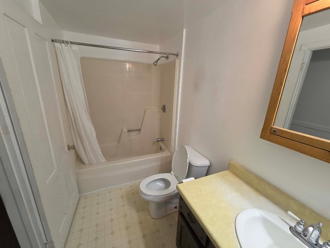 Building Photo - 304 US-2