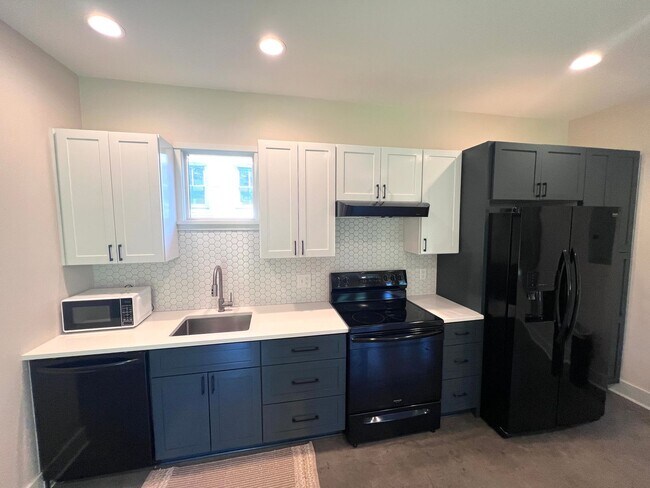 Foto del edificio - Simple yet tasteful living in East Nashvil...