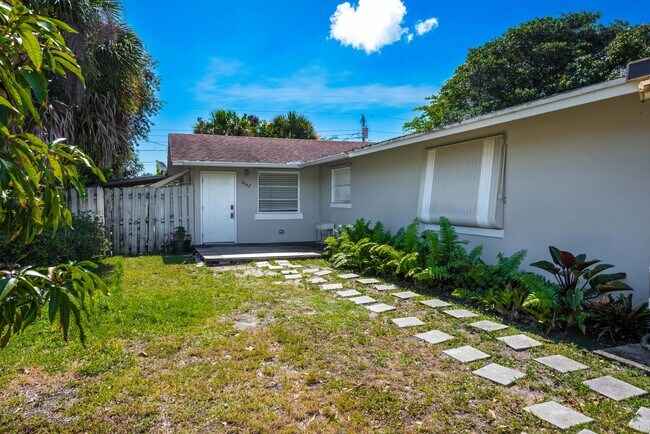 Foto del edificio - 8642 Sunset Dr