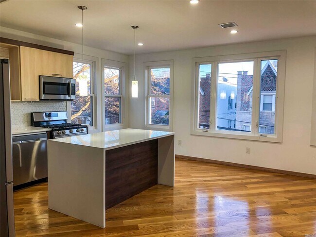 Foto del edificio - 67-21-6747 47th Ave