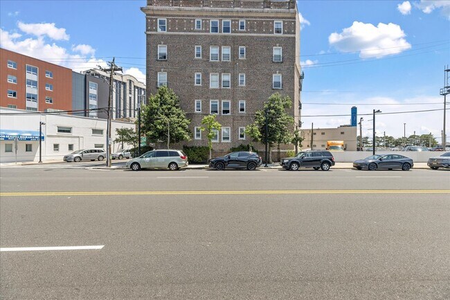 Building Photo - 2 S Hartford Ave