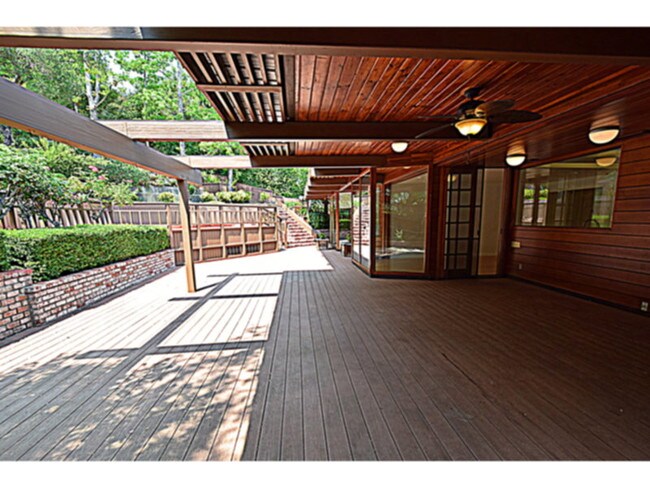 Building Photo - 1152 McClelland Dr