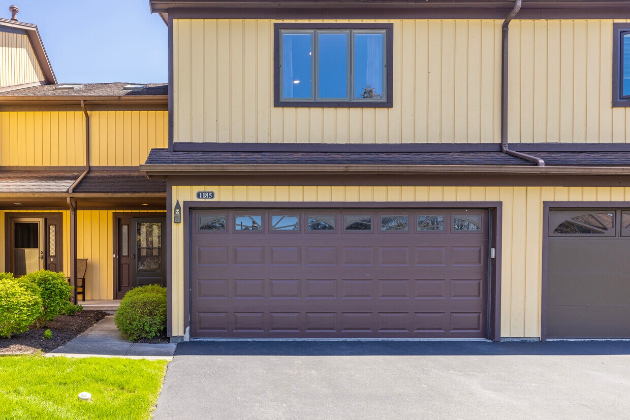 Primary Photo - 1185 Ridge Crest Dr