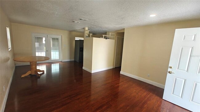 Building Photo - 6918 Ravenna Ave