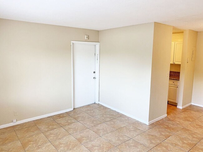 Foto del edificio - 3741 SW 1st St - 7