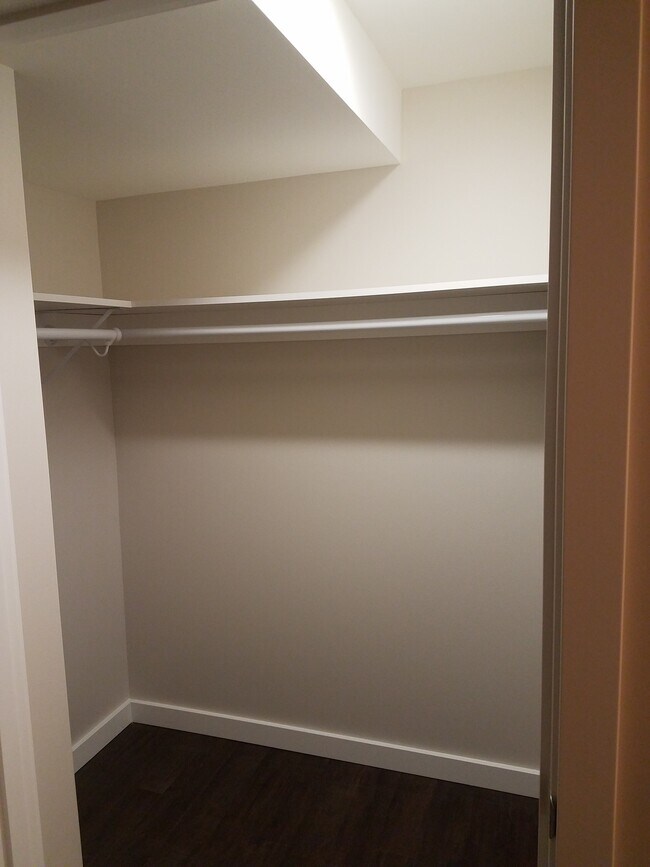 Vestidor - 1610 SW Freeman St